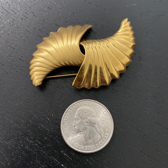 Vintage Brooch MONET Shell Scroll Shiny Matte Mix Gold Tone Metal 90s Style - Picture 4 of 4